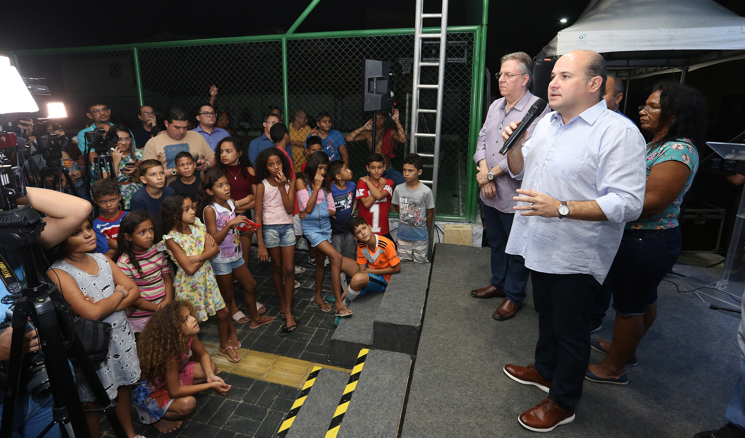prefeito roberto cláudio fala ao microfone em cima de um palco